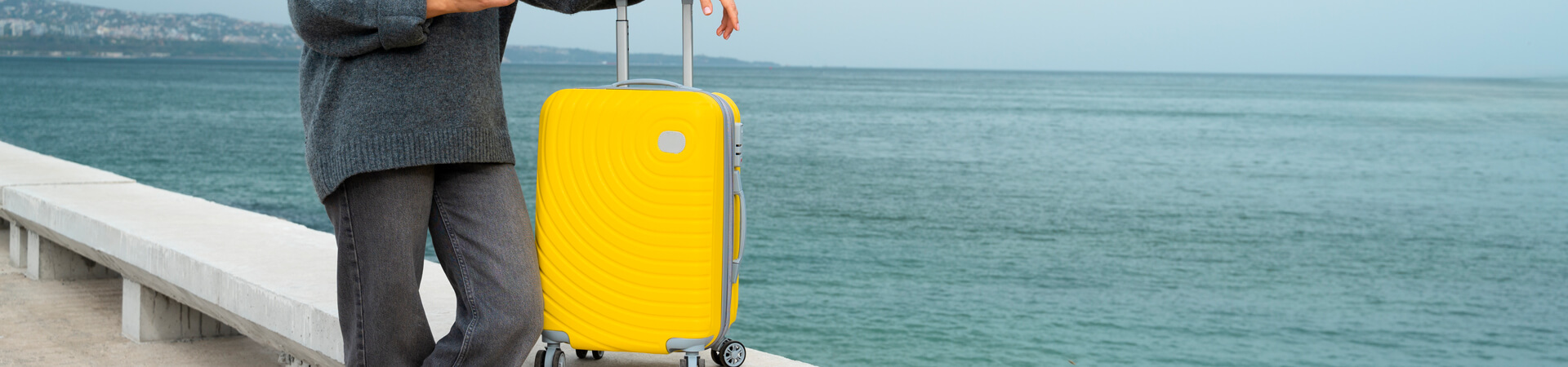 Met handbagage koffer aan zee - BagageKiezer.nl