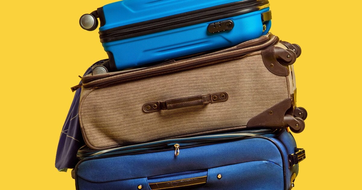 Stapel met verschillende koffers - BagageKiezer.nl