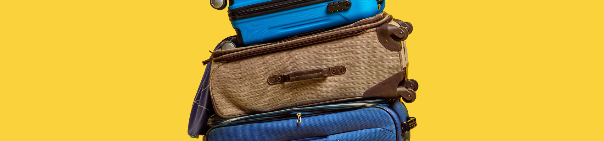 Stapel met verschillende koffers - BagageKiezer.nl